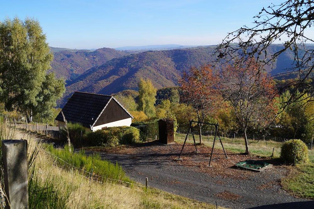 Chalet \"Eglantine\" en pleine nature, très calme, vue imprenable sur la montagne in Neussargues-Moissac, Région de Saint-Flour
