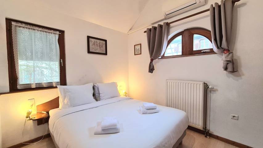Gîte pour 2 personnes, avec piscine ainsi que jardin et balcon
