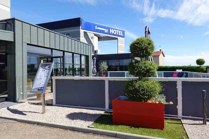 Hôtel pour 4 personnes, avec terrasse et piscine, animaux acceptés