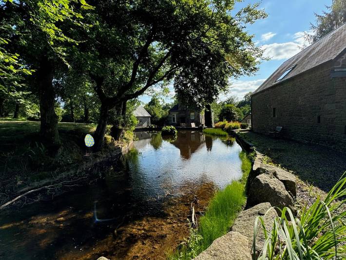 Moulin pour 35 personnes, avec Balcon/Terrasse et Jardin ainsi que Sauna et Vue sur le lac en Normandie