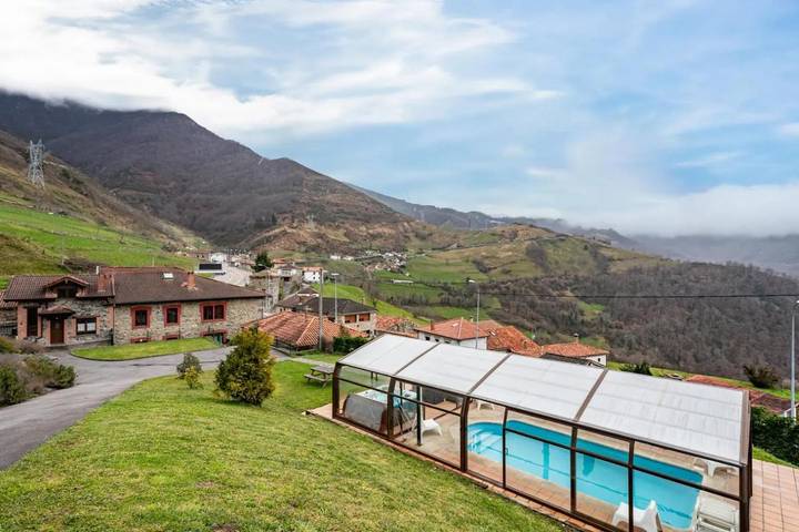 Casa rural para 6 personas, con Terraza y Jacuzzi además de Jardín y Piscina en Comarca del Caudal