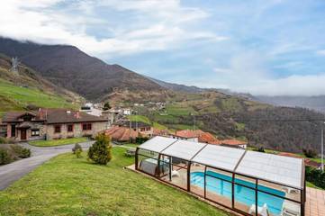 Casa rural para 6 personas, con piscina y terraza además de jardín y vistas, Se admiten mascotas en Parque Natural de Las Ubiñas-La Mesa