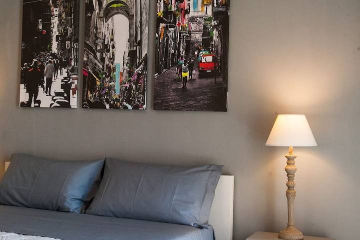 Ganze Wohnung, 2 Schlafzimmer Apartment im historischen Zentrum in Neapel, Neapel Provinz
