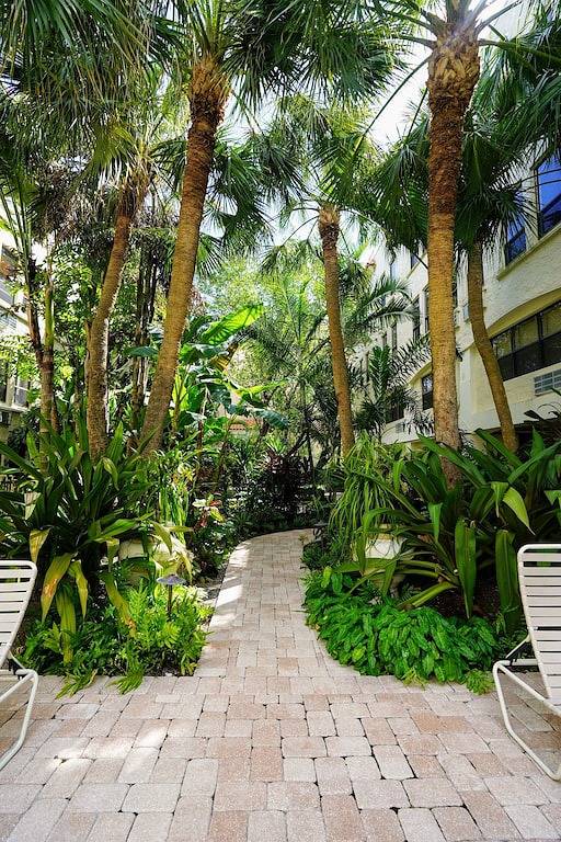 Ganze Wohnung, Beste Aussicht mit Juliette Balkon! Blick auf Breakers und Trump Towers! Kochnische! in Palm Beach, Palm Beach County