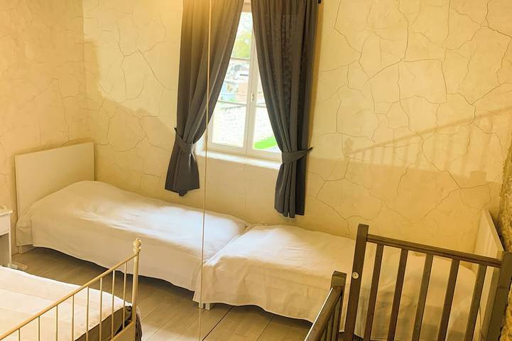 Location de vacances pour 4 personnes, avec jardin ainsi que terrasse et piscine, animaux acceptés dans Terres-de-Haute-Charente - 2