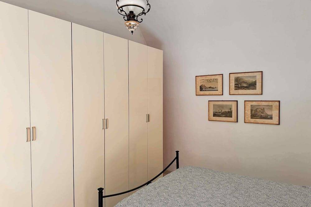 Alley 9 and 3 quarters: ground-floor building downtown in Gaeta, Latina Province