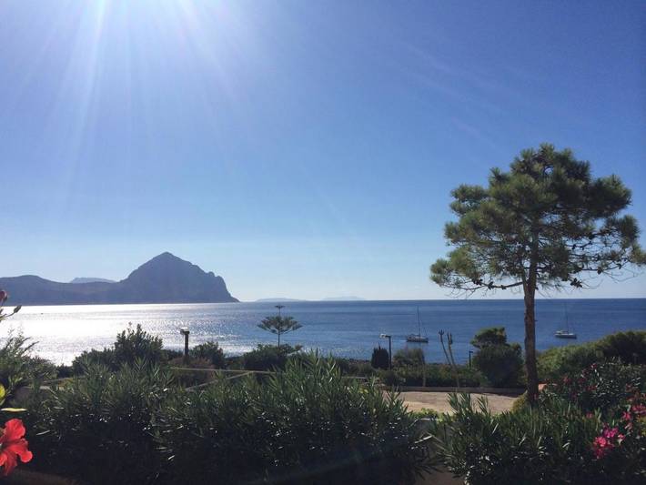 Location de vacances pour 5 personnes, avec vue ainsi que piscine et jardin dans Macari