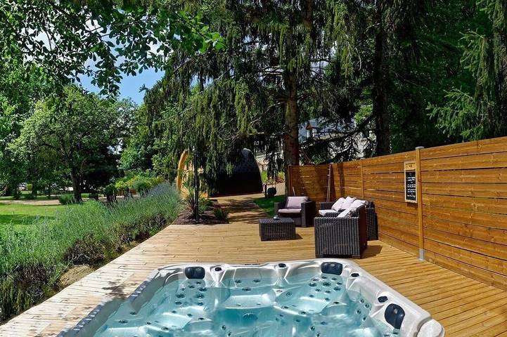 Location de vacances pour 30 personnes, avec Balcon et Jacuzzi ainsi que Jardin et Sauna à Lunay