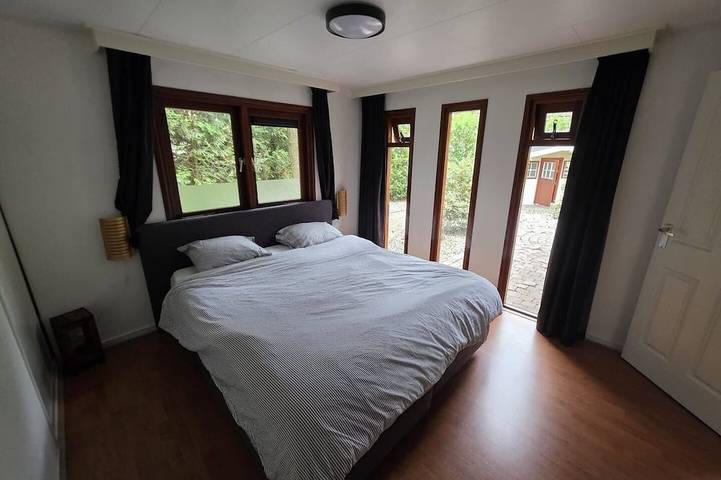 Wooded Pond Cottage in the Veluwe with a Swimming Pool! in Veluwe