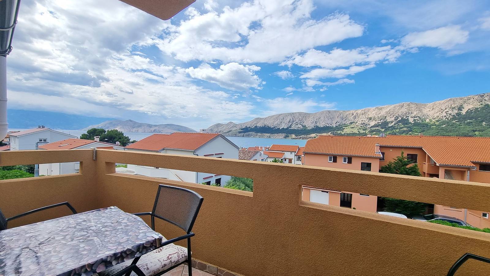 Ganze Wohnung, Apartment Dean mit Balkon und Meerblick für 4-5 Personen in Baska, Krk