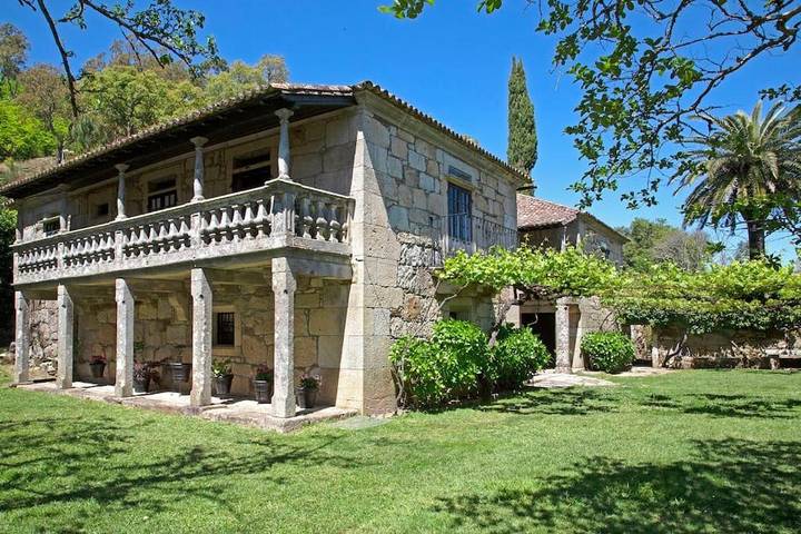 Chalet para 12 personas, con Balcón y Terraza además de Jardín y Piscina en Baixo Miño