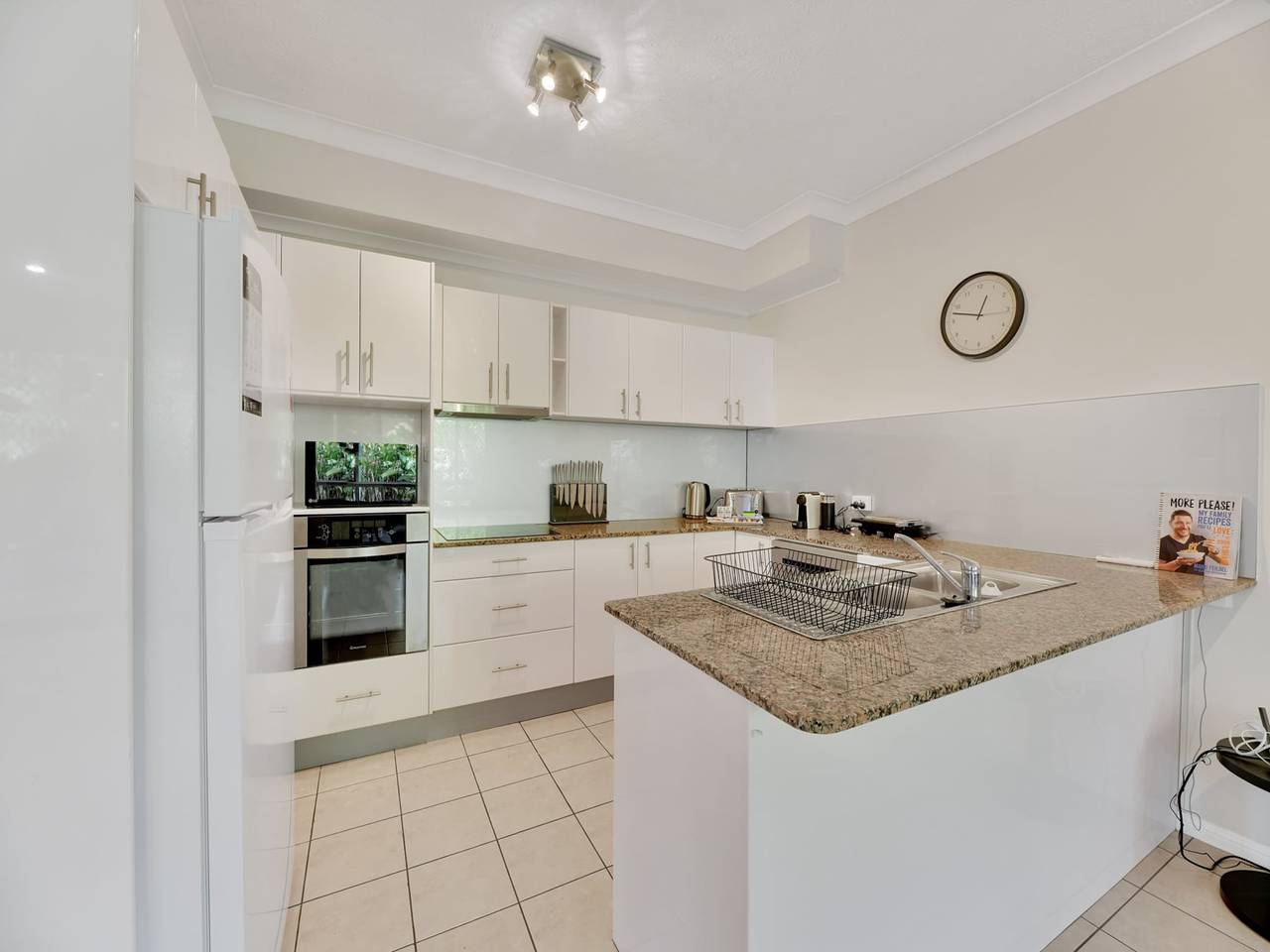 Entire apartment, Tranquil 3-Bed Unit with Lush Garden Views in Taringa, Brisbane