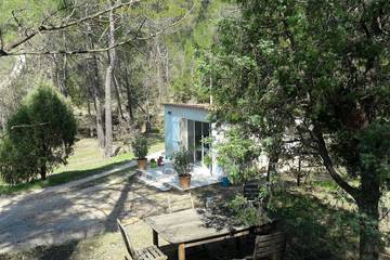Gîte pour 2 personnes, avec piscine ainsi que terrasse et jardin à Barjols