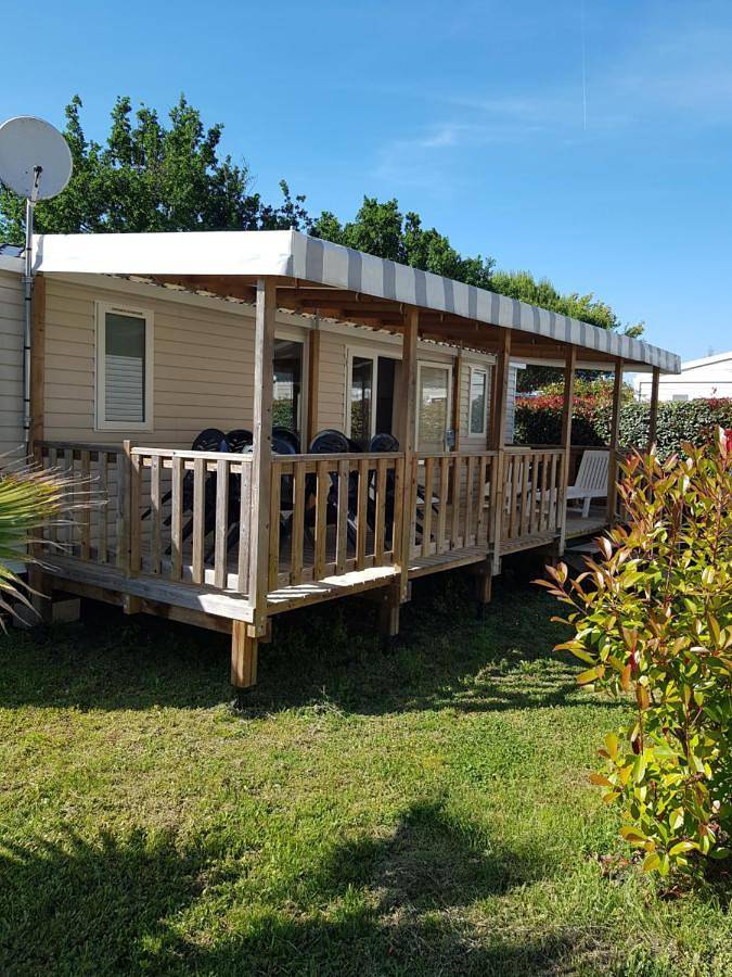 Location de vacances pour 8 personnes, avec piscine et jacuzzi ainsi que sauna et jardin à Gastes - 2