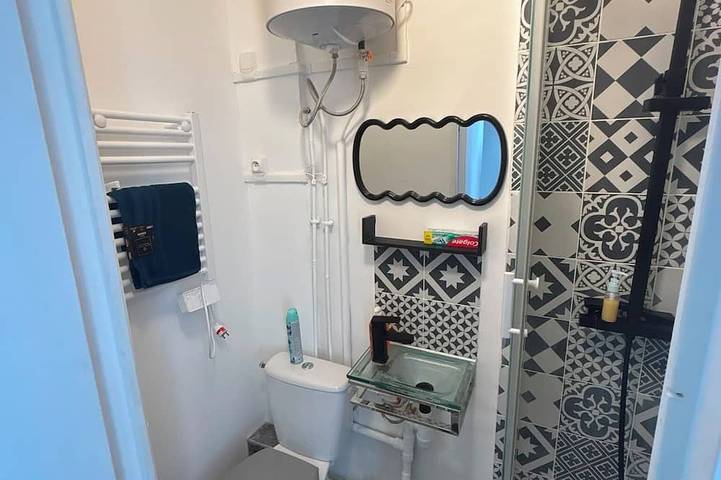 Apartamento entero, Studio located 40 minutes from Orly via the line in Saint-Ouen, Sena-Saint Denis