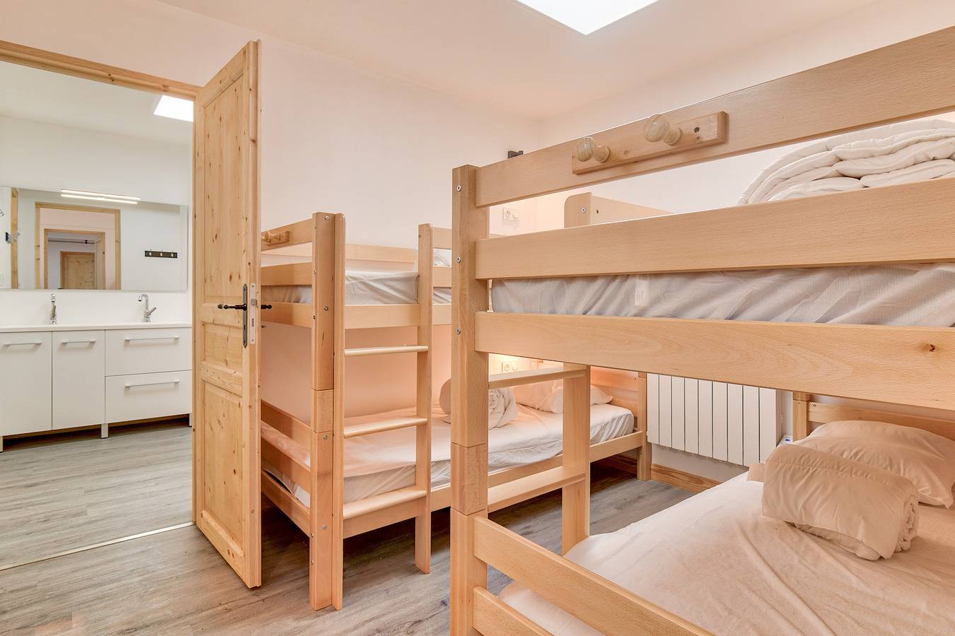 Appartement entier, À 80m des pistes, bel appartement pour 15 in Génos, Pyrénées