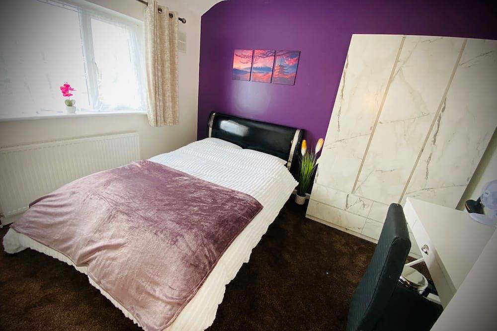 Modern-Petfriendly-privategarden-Family-20Mintoldn in Stevenage, Hertfordshire
