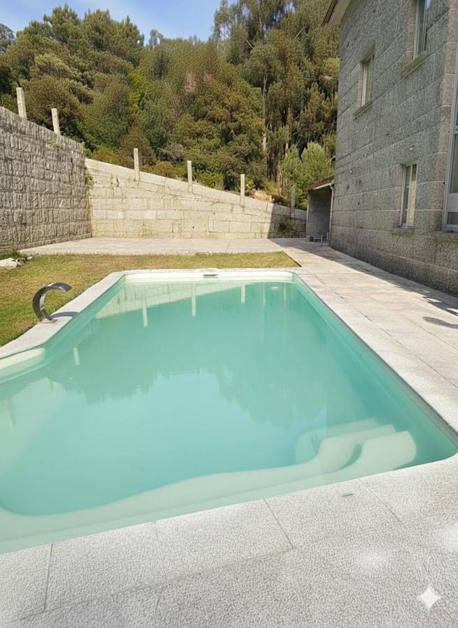 Apartamento para 6 personas, con piscina y vistas además de terraza y jardín en Vilaboa