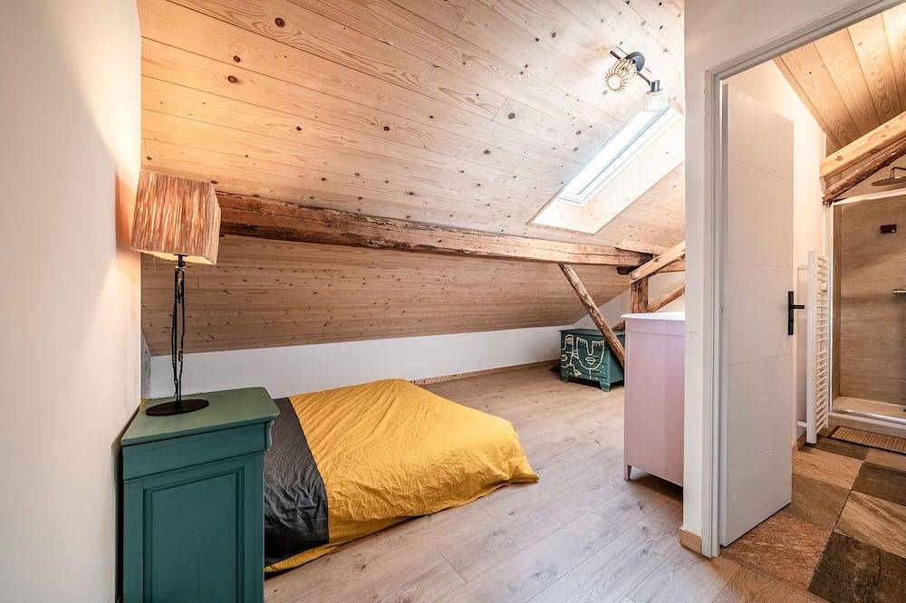 Apartamento entero, Casa de huéspedes 'Printemps' con vistas a la montaña, terraza privada y Wi-Fi in Mont-Saxonnex, Region Bonneville