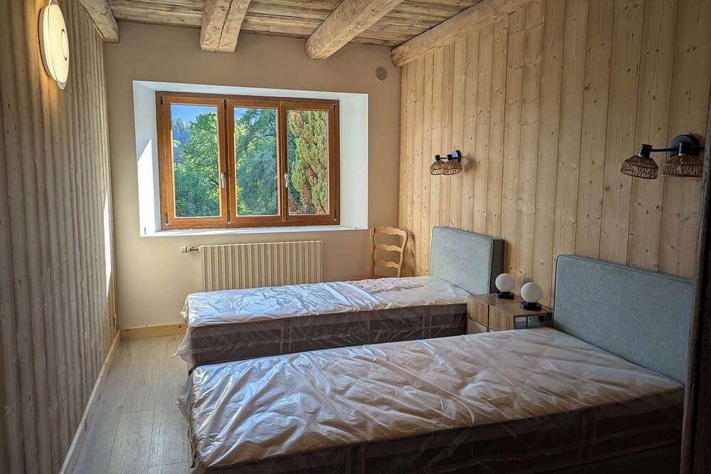 Ganze Wohnung, Large T4 garden apartment in a renovated farmhouse in a peaceful village. in Mieussy, Region Bonneville