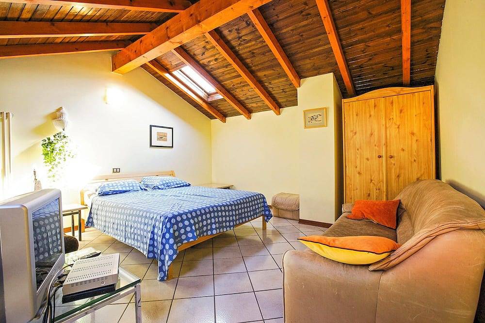 Ganze Wohnung, Geschmackvoll möblierte Ferienwohnung in ruhiger & sonniger Aussichtslage in Pino sulla Sponda del Lago Maggiore, Maccagno con Pino e Veddasca