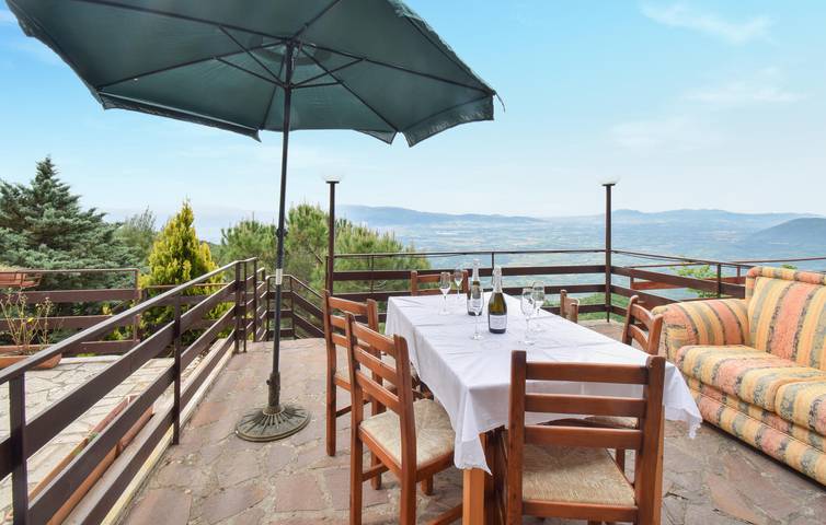 Sonniges Terrassenapartment mit WLAN in der Nähe des Stadtzentrums von Serrone in Serrone, Frosinone Provinz