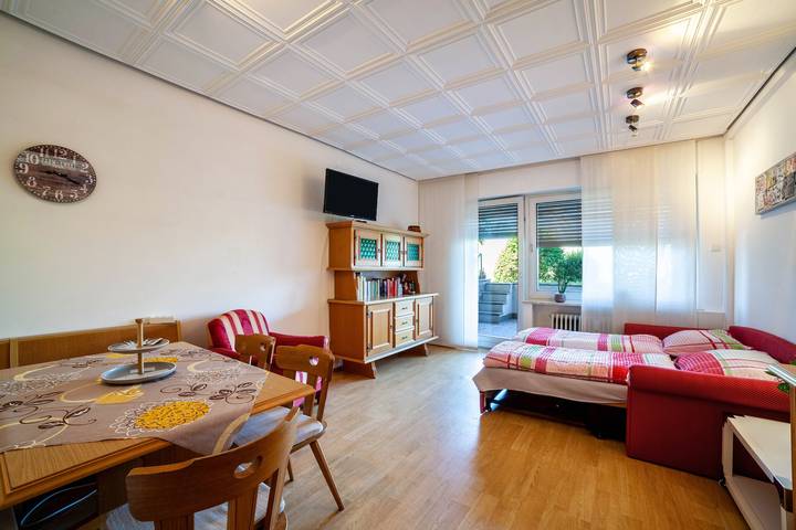 Ganze Wohnung, Ferienwohnung 'Ella' mit Bergblick, Pool (Juni - August), privater Terrasse und Wlan in Meran, Sarntaler Alpen