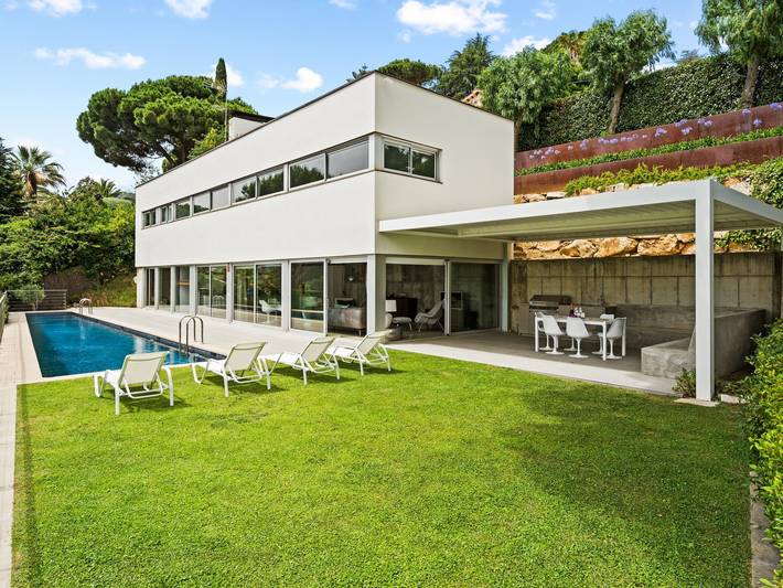 Villa design avec vue et piscine in Urbanizacion Montcabrer, Cabrils