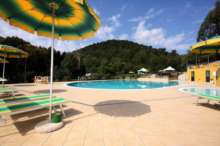 Station pour 3 personnes, avec Terrasse et Jardin ainsi que Bassin pour enfant et Piscine dans Ortano