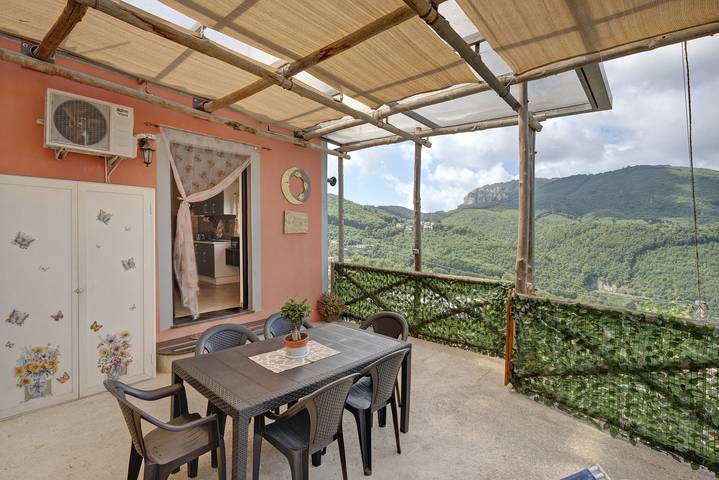 Appartamento per 5 persone, con giardino, adatto a famiglie con bambini in Vico Equense
