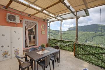 Gîte pour 5 personnes, avec jardin, adapté aux familles à Vico Equense
