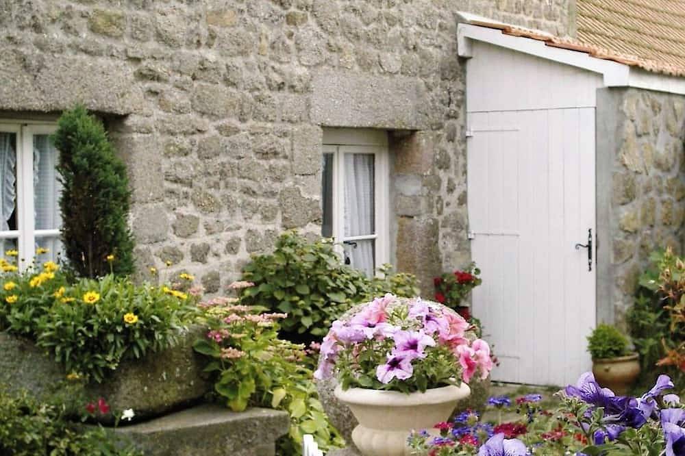 Maison de granit nichée au cœur d’un petit hameau entre terre et mer (1 km ) in Montfarville, Région de Cherbourg