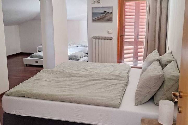 Ganze Wohnung, Penthouse mit großer Terrasse und Meerblick. 10 Minuten Fußweg zum Strand! in Marina di Vasto, Vasto