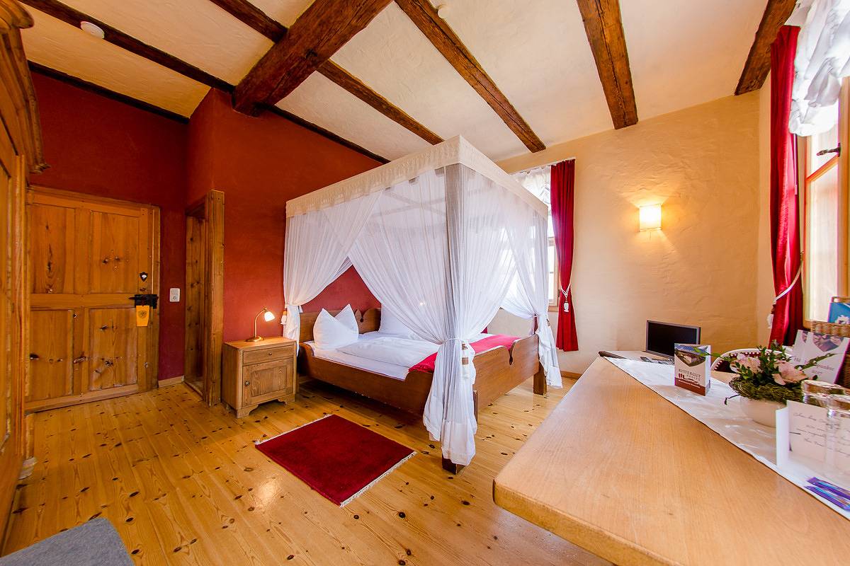 Urlaub im historischen Rittergut Positz aus dem 16. Jahrhundert - individuelle, lichtdurchflutete Romantikzimmer in Oppurg, Saaleland