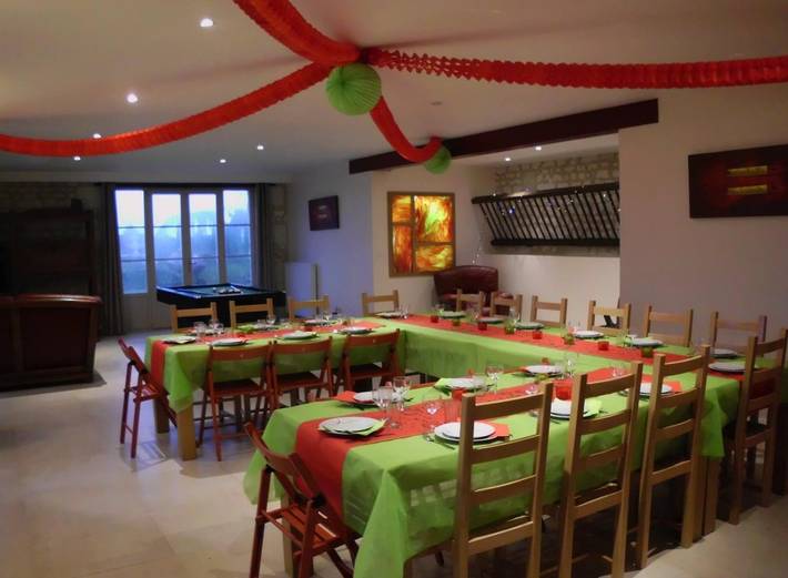 Gîte pour 15 personnes, avec terrasse ainsi que jardin et piscine