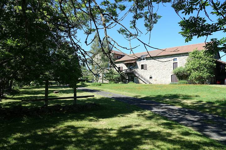 Gîte pour 15 personnes, avec jacuzzi ainsi que jardin et terrasse en Haute-Loire - 2