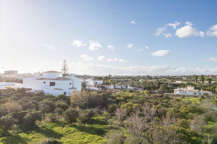 Ganze Wohnung, Ferienwohnung 'Casa Guerreiro' mit WLAN und Balkon; Straßenparkplätze vorhanden in Albufeira e Olhos de Água, Faro Distrikt