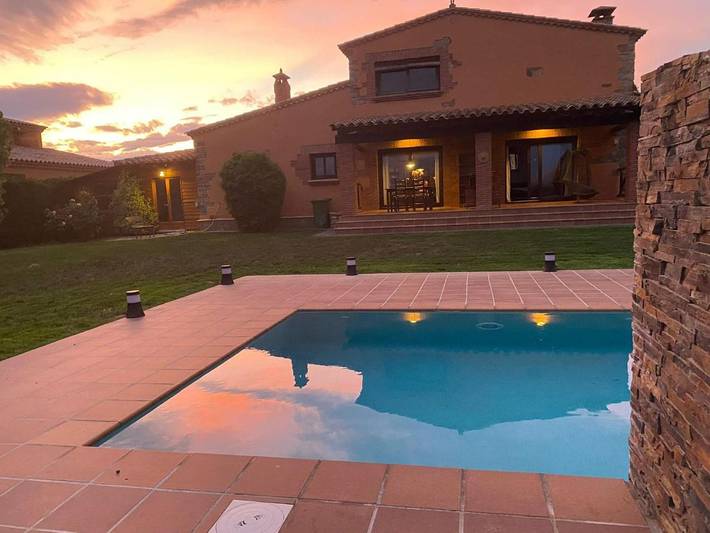 Chalet para 8 personas, con Balcón y Terraza además de Jardín y Piscina en Peralada