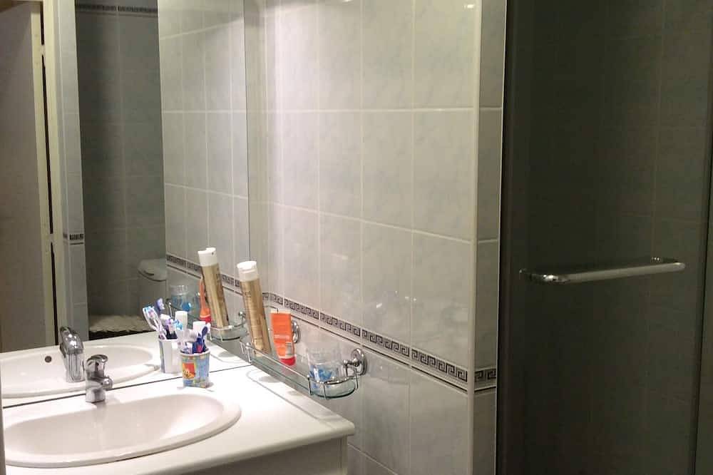 Entire apartment, Appartement T2 Avec vue sur le Port in Port-Saint-Louis-du-Rhône, Arles region