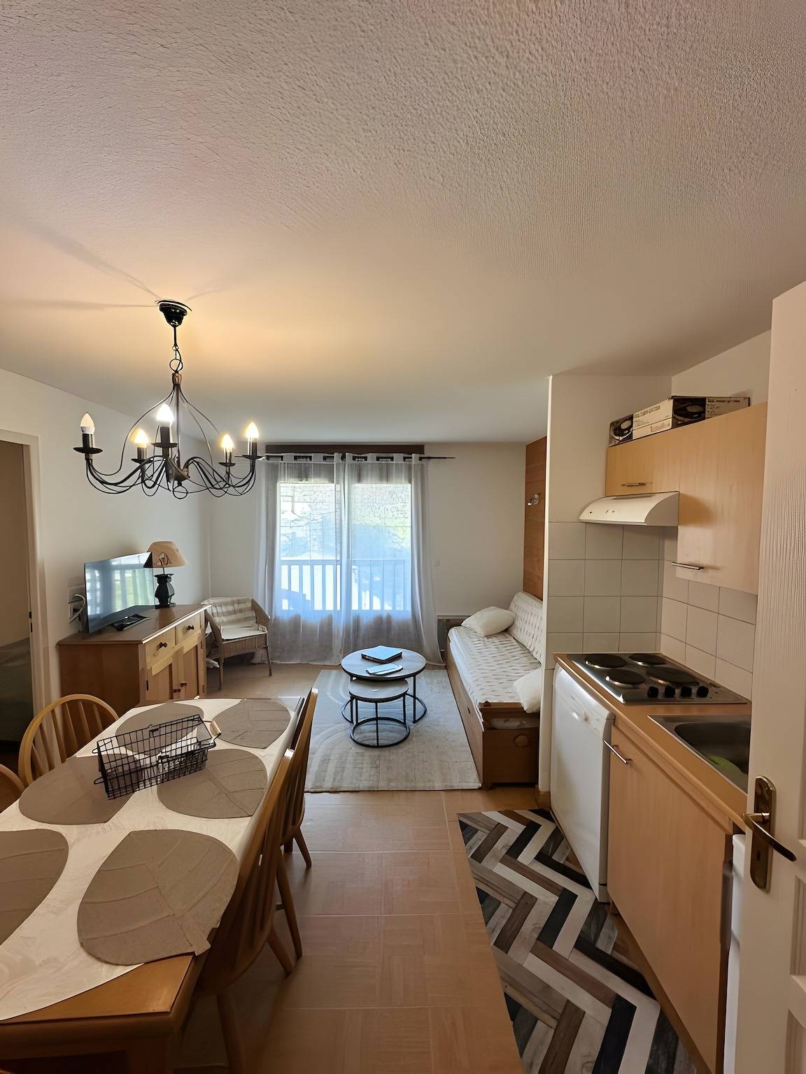 Apartamento entero, Apartamento para 4-6 personas cerca de las pistas con vistas a la montaña, balcón y Wi-Fi in Flumet, Albertville region