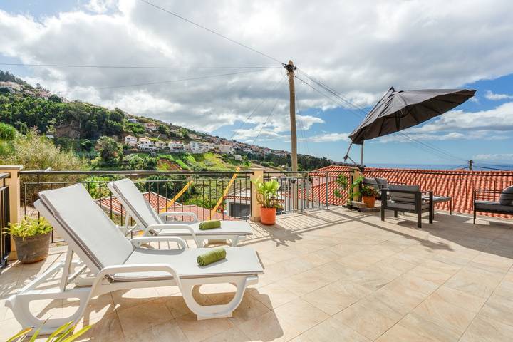 Appartamento intero, Appartamento 'Casa Gomes' con vista mare, Wi-Fi e aria condizionata in Calheta, Madeira