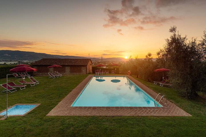 Location de vacances pour 7 personnes, avec piscine et jardin à Montecarlo (Toscane)