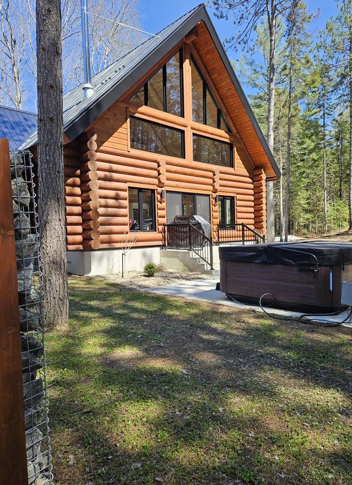 Chalet pour 6 personnes, avec balcon ainsi que jardin et jacuzzi dans Canada