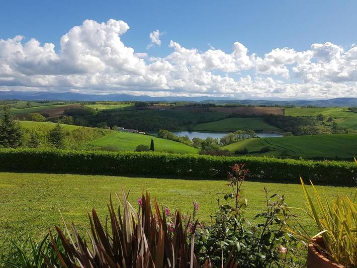 Location de vacances pour 11 personnes, avec vue ainsi que vue sur le lac et jardin à Carla-Bayle