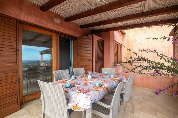 Apartamento entero, Apartamento vacacional "La Rosa dei Venti" con vistas al mar, piscina compartida y terraza privada in Santa Teresa Gallura (Municipality), Gallura