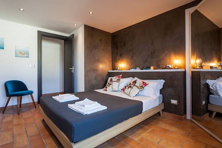 Appartement entier, Appartement de 90 m² dans villa avec piscine individuelle et jardin in Arenella, Syracuse