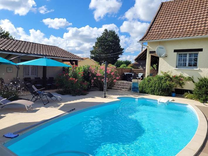 Location de vacances pour 11 personnes, avec terrasse et piscine à Cours-de-Pile