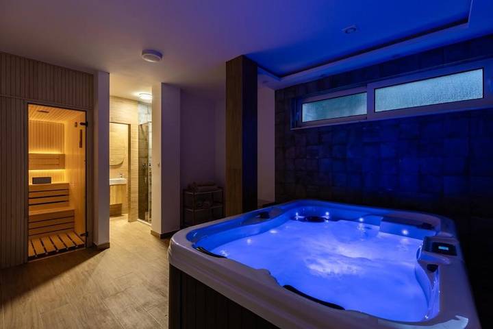 Villa für 8 Personen, mit Pool und Sauna sowie Garten in Montenegro - 4