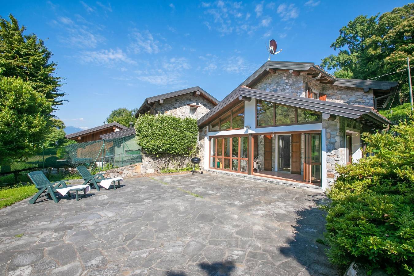 Villa Il Castagno Few Min From Beach in Castelveccana, Lago Maggiore (Lombardei)