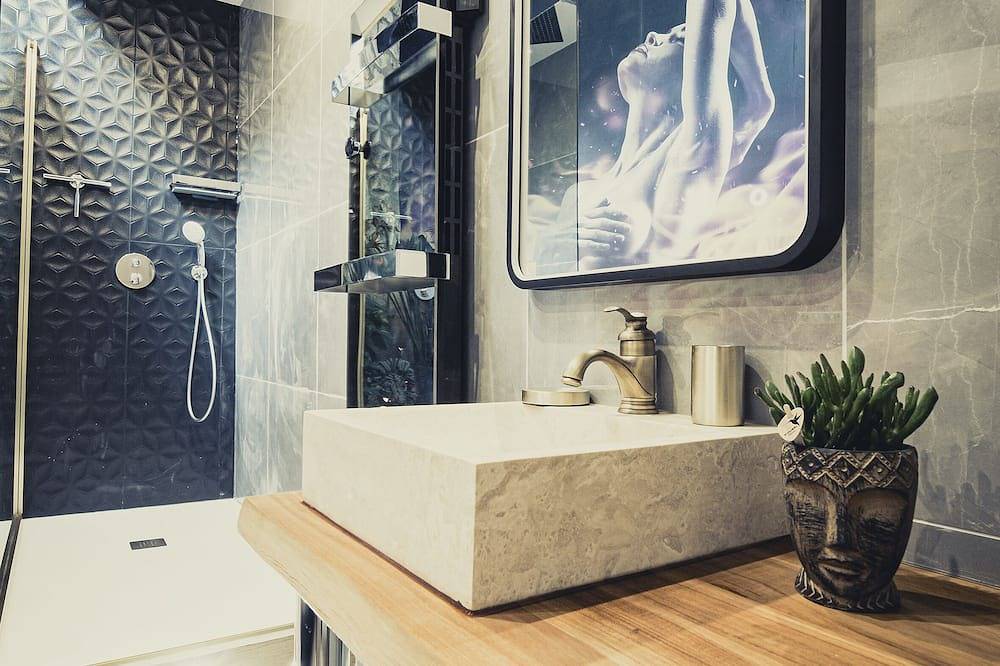 Apartamento entero, Loft with private jacuzzi, Centre Ville Pontoise in Pontoise, Valle del Oise